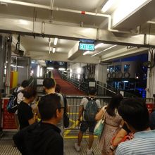 ゲートが開くまでなんとなく並んで待つ（湾仔）