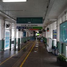 尖沙咀、中環行き２階の乗り場