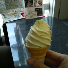 「萩の月」の他にソフトクリームなども売ってます。