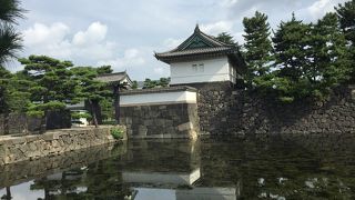 お濠に映る姿もキレイ