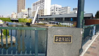 湊町駅からの人並み