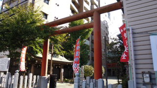 川とマンションに挟まれて