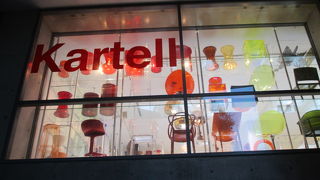 高級なプラスチック家具、カルテルは色んな所で目にしますよ。