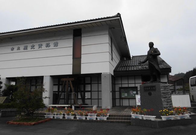 広瀬武夫の像があります