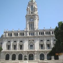 中央の塔が印象的です。