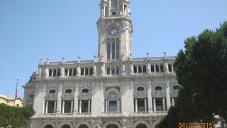 高い塔が中央にあります。