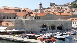 多数の船が停泊しています。