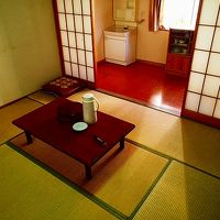 六畳にキッチン付きの湯治部屋。