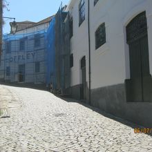 右手の建物です。「OFFLEY」です。