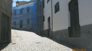 ドウロ川の南岸にいくつものワインセラーが並んでいます。