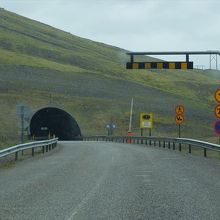 アルマンナスカルズ峠のトンネル。これは東側の出入り口。