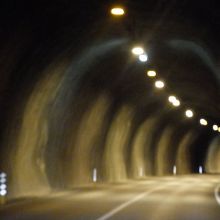 アルマンナスカルズ峠のトンネル内部。狭くカーブしています。