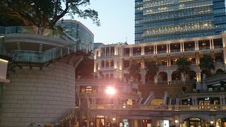 建物と中庭が美しい