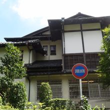 鉄柵が窓にかかっていますね。