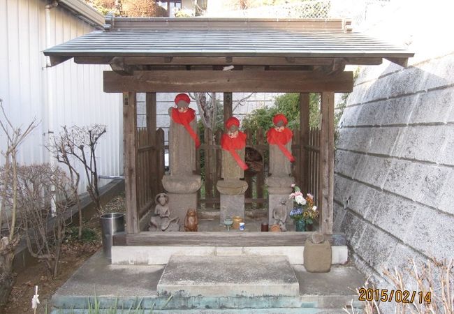 通りから入った住宅地の細い路地の奥にあり、江戸中期に作られた三体の地蔵尊が祀られています。