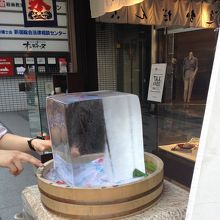 涼しげな氷、ついついさわりたくなります(^^)