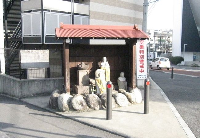 二体の地蔵尊が祀られ、その台座に「向テ右かな川　みぞノ口」、他の一体に「南カナ川道　東江戸道」と彫られています。