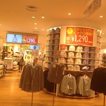 広いフロアに洋服がたくさんあります