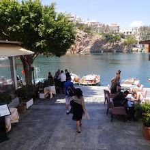 湖の周りでのんびりと