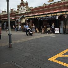 この建物の中にお店があります