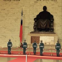 蒋介石像の前の衛兵交代の儀式