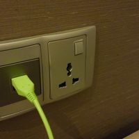 コンセントの隣にUSB充電口がありました