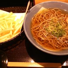 ポテそば（そばとフライドポテト別々）