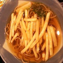 ポテそば（そばの中にフライドポテトが入ったところ）