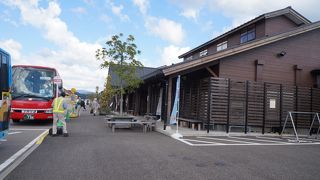 氷見漁港直送の海産物を味わいお土産も買えます。