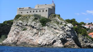 旧市街を海陸から守った要塞です。