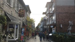 魅力的なお店が集まる小道