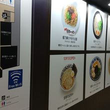 メイン通路の左手に出店しているお店の紹介がしています
