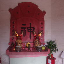 内部には祠もありました