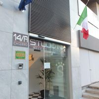 スポーツジムの裏にあります