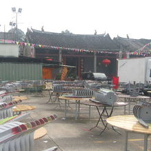 ”お祭り広場”に椅子やテーブルがズラッと並んでいました