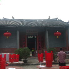 手前にイスとテーブルが並ぶ、国慶節時の入口付近の様子