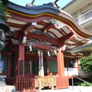 国道沿いの小さな神社