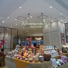 伊勢丹の婦人売り場に隣接。