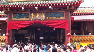 休日はすごい人出です