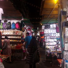 色々な物が売られていて見ているだけでも楽しいです