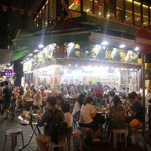 夜の食堂街は大賑わい