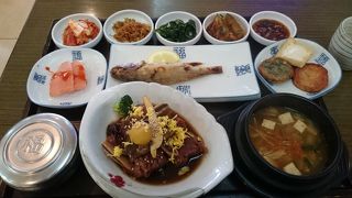 滑走路を見ながら韓国料理