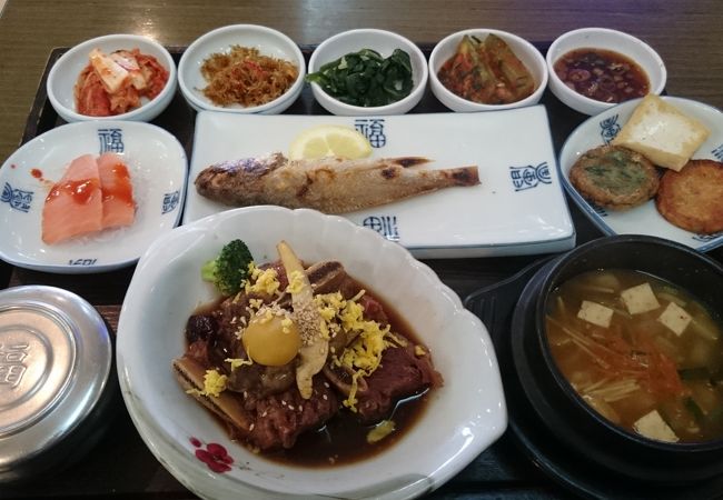 滑走路を見ながら韓国料理