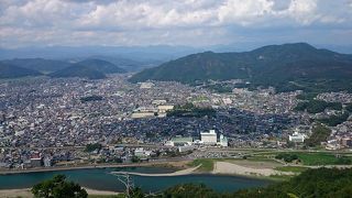 金華山にそびえたつ城