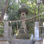 「上宿常夜燈」は大石神社の女坂にあり、その隣に豊作を祈願する「地神塔」があります。