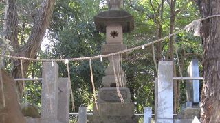 「上宿常夜燈」は大石神社の女坂にあり、その隣に豊作を祈願する「地神塔」があります。