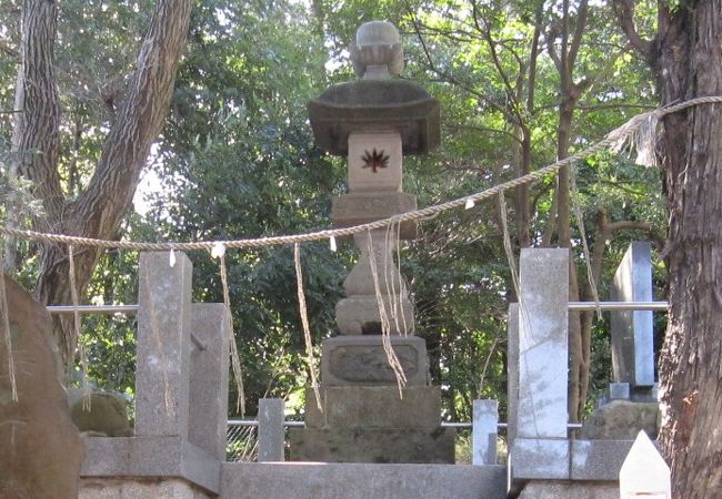 「上宿常夜燈」は大石神社の女坂にあり、その隣に豊作を祈願する「地神塔」があります。