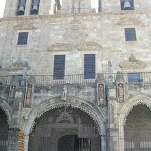 正面も特色ある作りです。