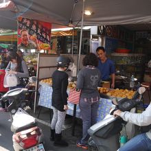 バイクで来るのは地元の人。おいしいものは高くても。