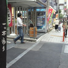 大勢の利用者で賑わう赤坂一ツ木通り商店街の様子です。